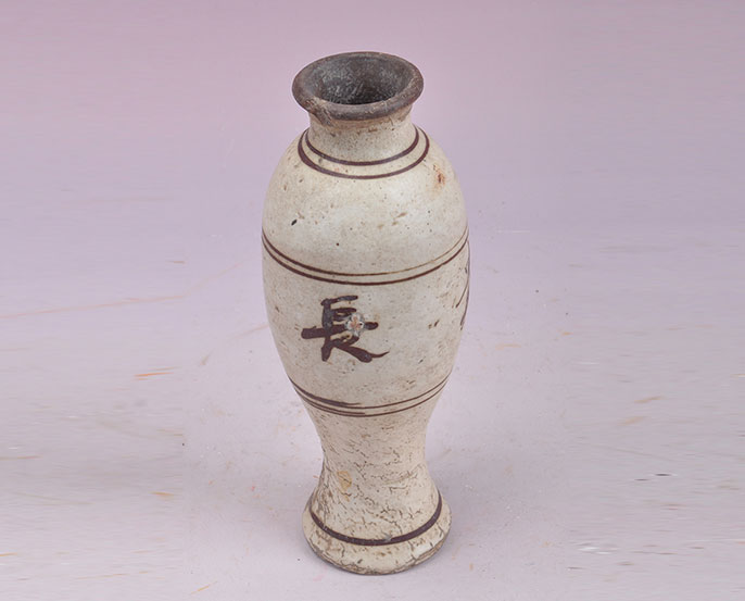 宋白底黑花瓷瓶